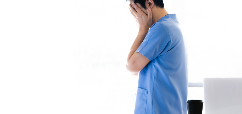 医師が仕事で感じているストレスや心の不調と、その要因は？